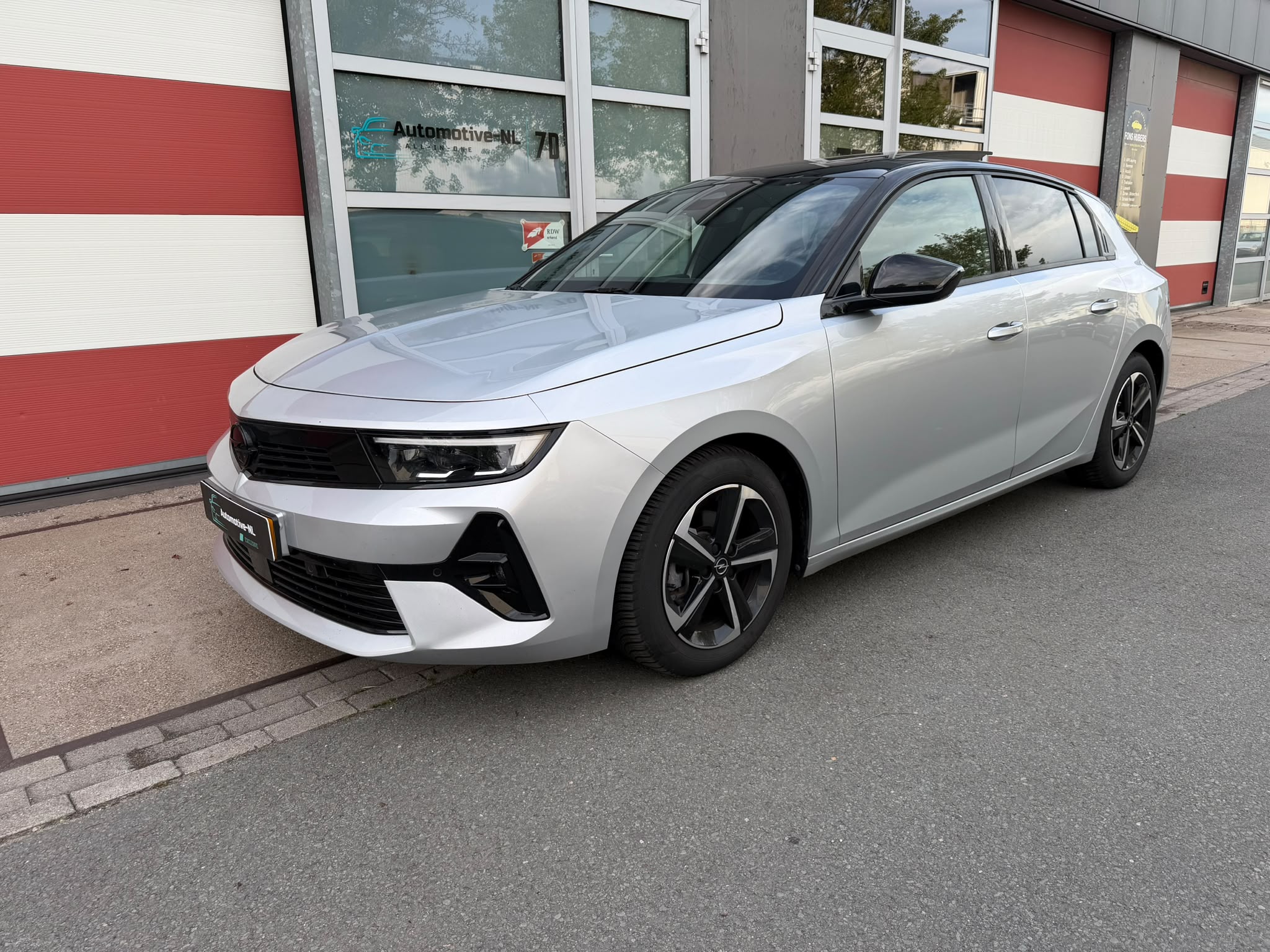 Geïmporteerde auto staat klaar bij Automotive-NL