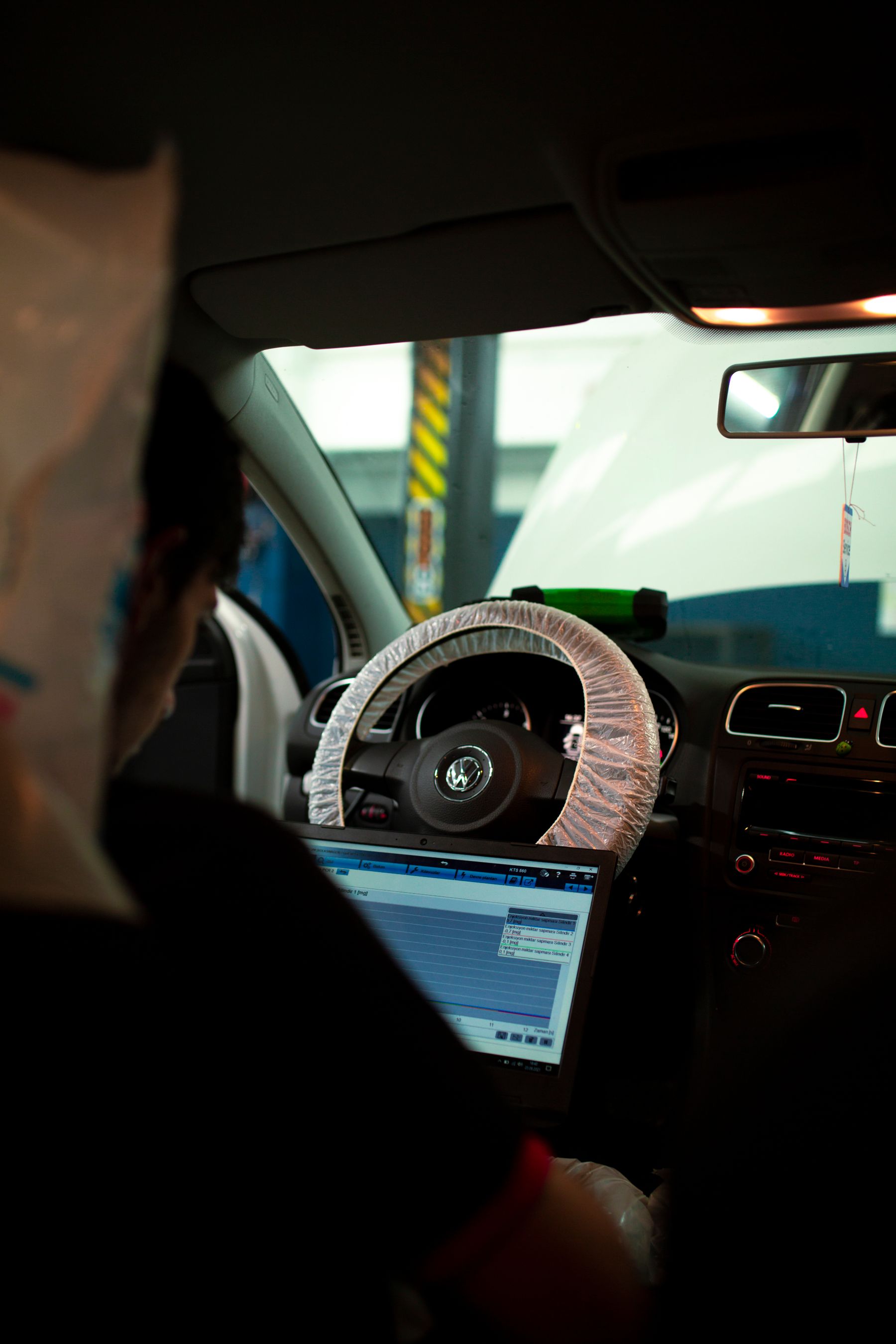 Volkswagen wordt met professionele diagnoseapparatuur uitgelezen